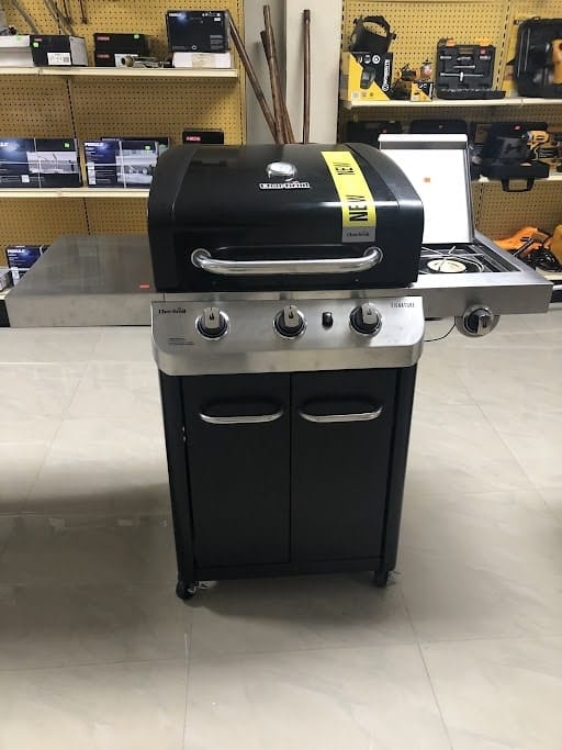 The Char‑Broil® Signature Series™ 3-Burner Gas Grill represents traditional grilling at its best.- 463348017 mega