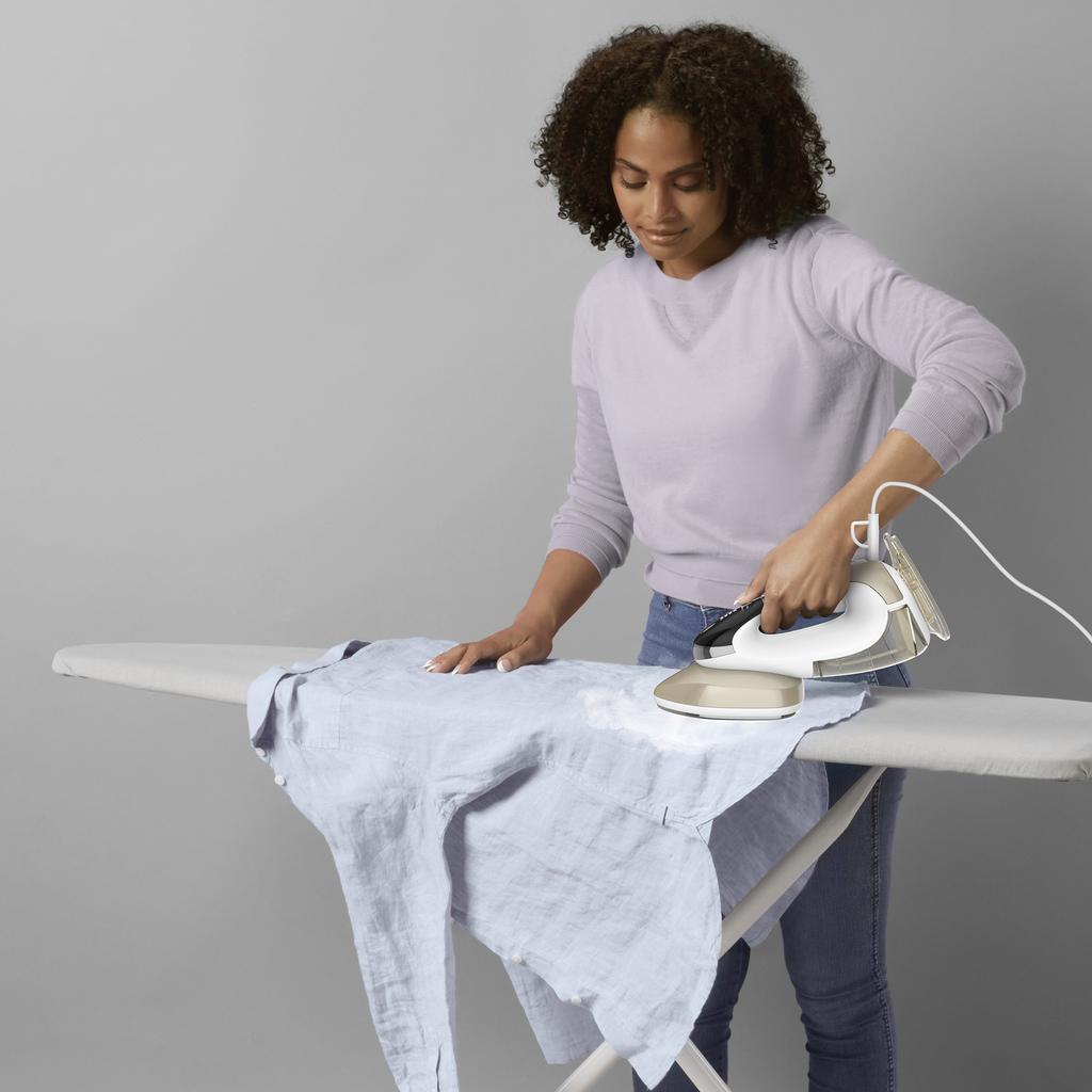 Conair 2 in 1 Steam Iron removing wrinkles evenly on a variety of fabrics, from the most delicate to the thickest.-487737 Ebuystt