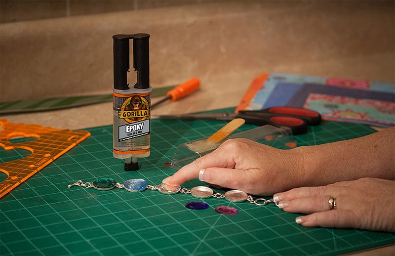 Gorilla Epoxy Syringe 25ml (0.85 OZ), For Incredibly Strong, Permanent, Fast and Gap Filling Bond and Solvent Resistant. Ideal for Wood, Metal, Stone, Ceramic, Glass, Plastic, PVC Sheet, Brick, Concrete, Foam and More - 4200102 MEGA