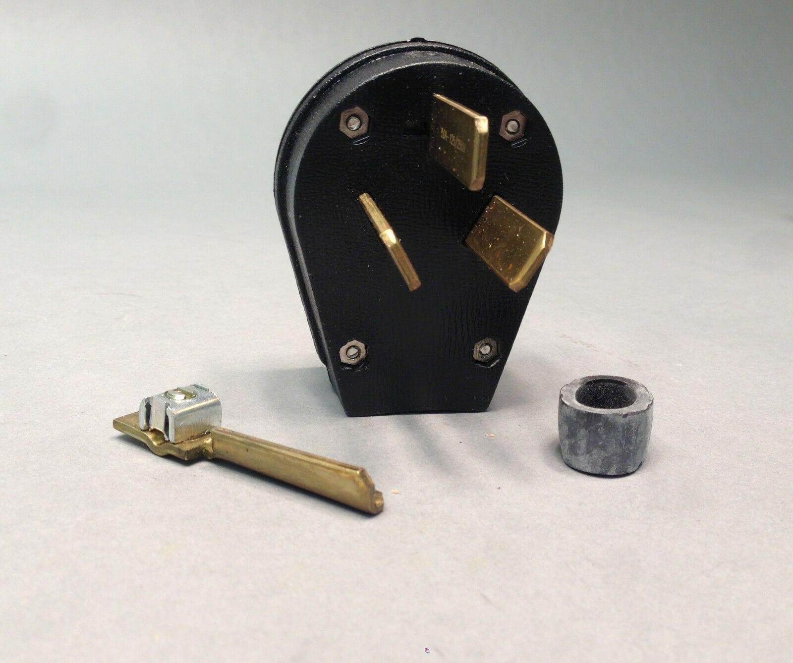 Eaton Universal Angle Plug S80-SP (30A, 50A) (125/250V) (3-Pole, 3-Wire). Ideal for range and dryer replacement applications - S80 MEGA