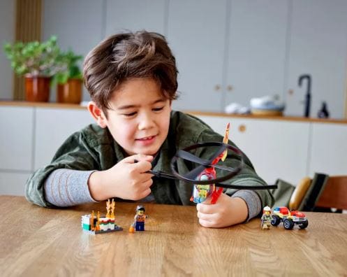 GTBW  Lego City Fire Helicopter Response 93pcs: Kids can enjoy role-play fun with 3 minifigures, including a worker with a cool welding mask, a firefighter helicopter pilot and LEGO City TV hero fire chief Freya McCloud -  60248 ebuystt