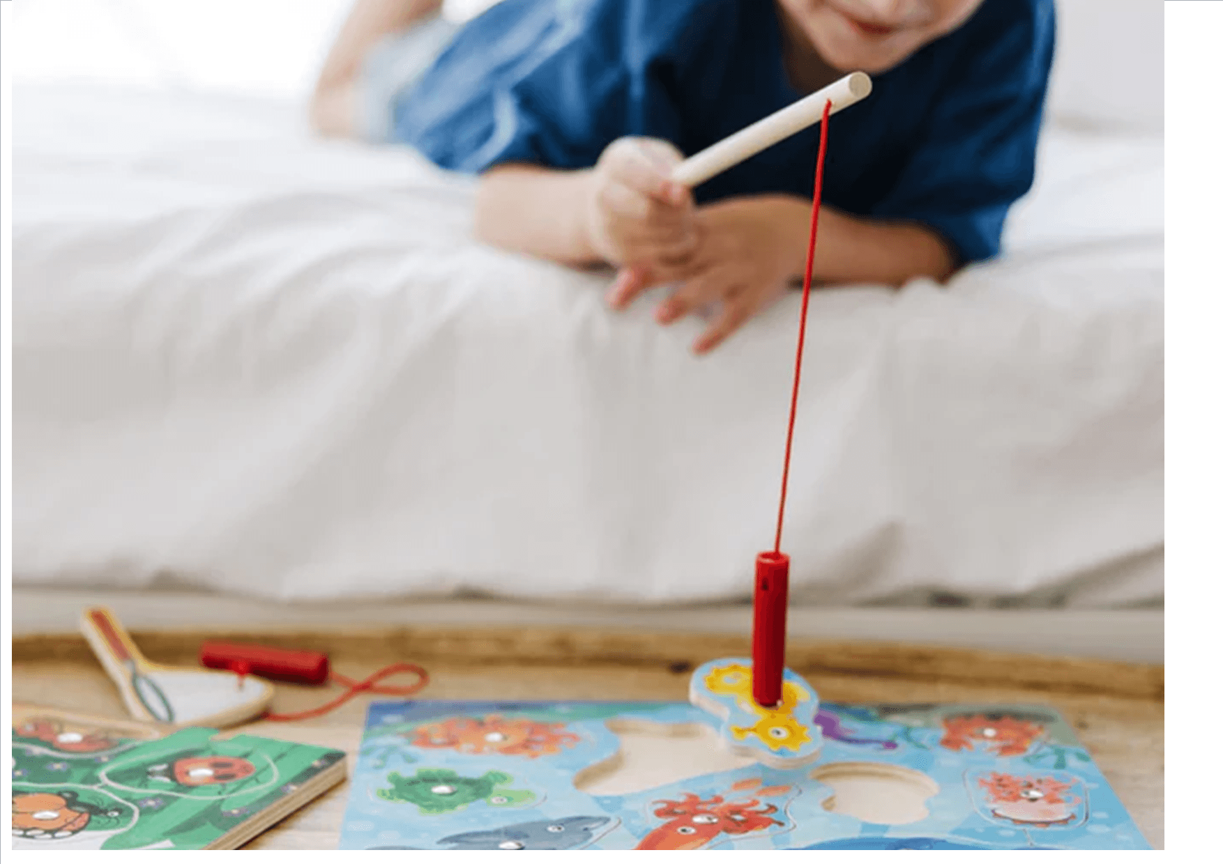 MELISSA & DOUG Bug Catching Magnetic Puzzle Game: Use the magnetic butterfly net to "capture" the 10 bug buddies from the game board - M&D-3779 ebuystt