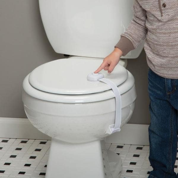 SAFETY 1ST  Outsmart Toilet Lock: Safety 1st Outsmart Toilet Lock helps you keep them safer with the first ever decoy button - HS288 ebuystt